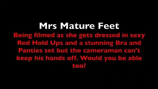 Миссис Зрелая Фут одевается, и оператор не может помочь себе. 388