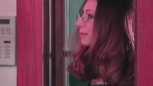 Banyoda baştan çıkarıcı esmer: tutkulu oral zevk