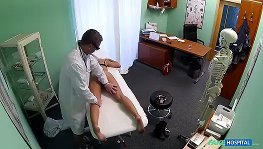 Süße junge blondine immer noch schwindelig, nachdem doktor in sie kommt