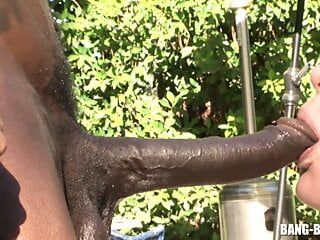 Un réfugié noir baise 2 salopes stupides avec sa bite de Néandertal