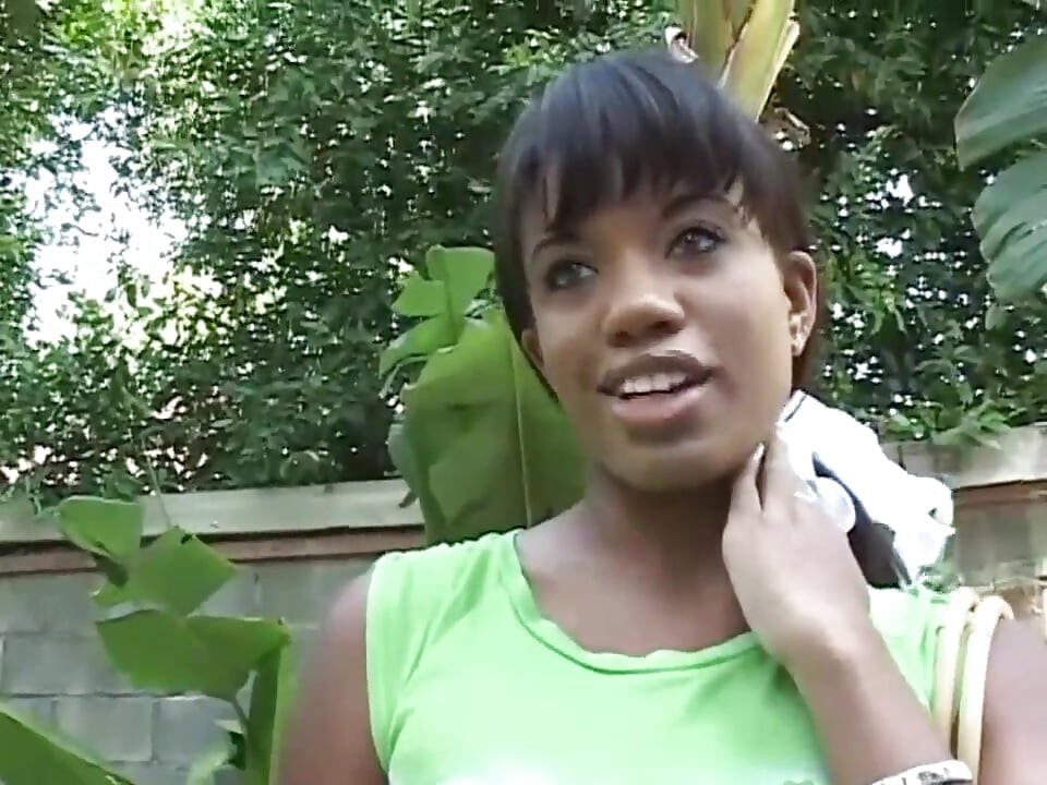 Male sise crna riba jebe pičku u dogging položaju