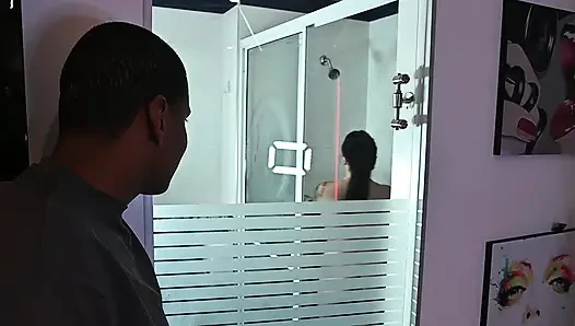 Ich ficke nachbarin, nachdem ich sehr reich aus der dusche gekommen bin