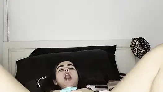 Willst du sehen, wie Melody mit ihrer muschi spielt!