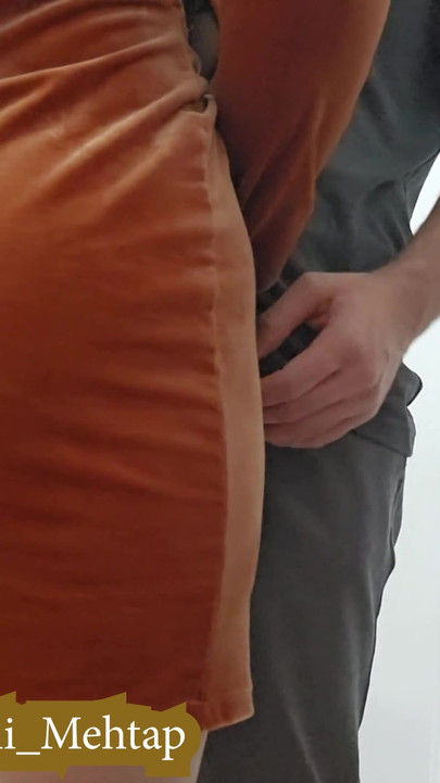 "집주인이 문에 와서, 히잡을 쓴 여자"의 감정적인 순간
