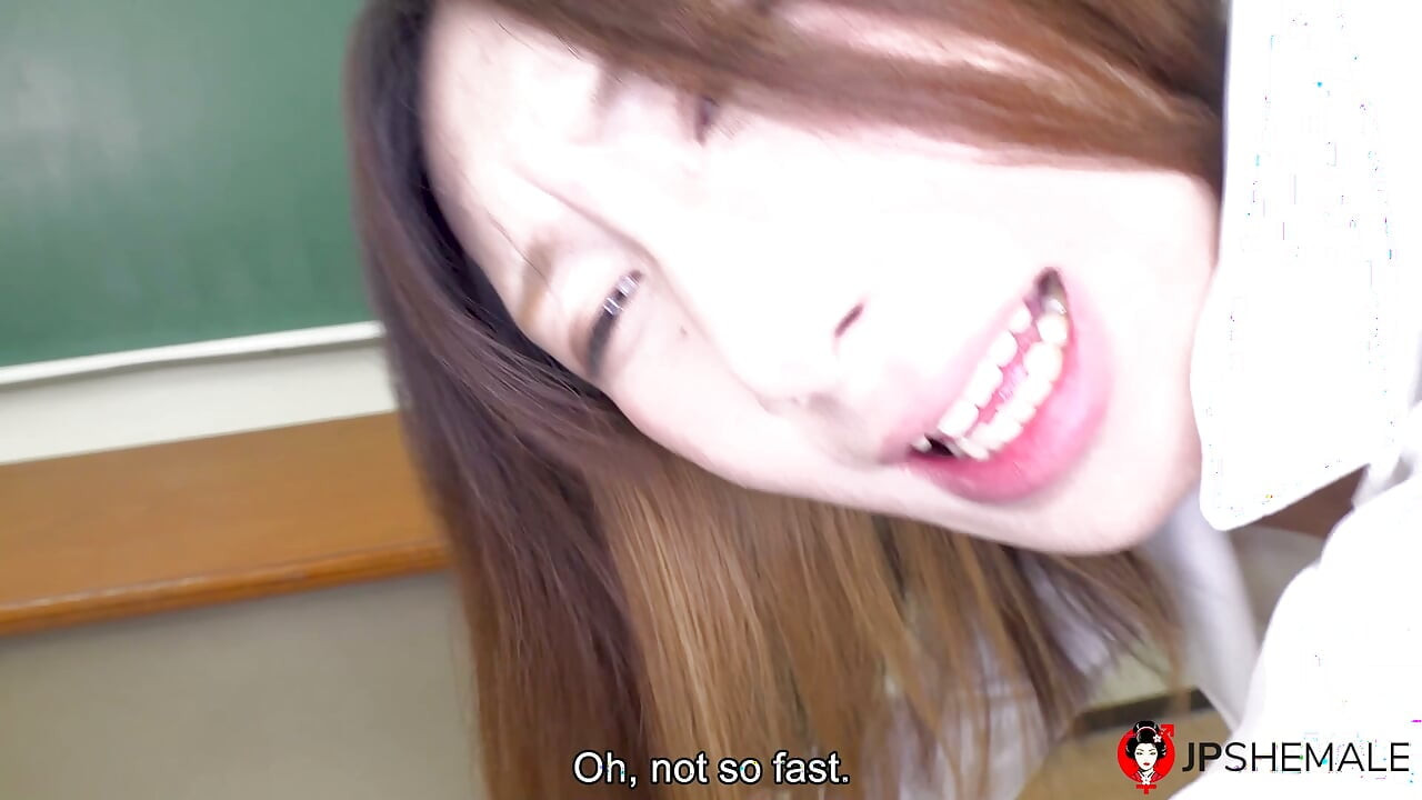La profesora transexual japonesa Miku Ashida tuvo sexo intenso con un estudiante.