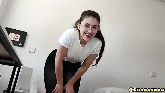 Fitness kızı çömeliyor ve sikimi emiyor