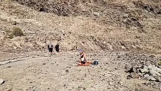 Sokak macerası, bir sokakta benim için üç. Bir röntgenci, bir teşhirci ve fotoğrafçı bana götünden siklerini veriyor
