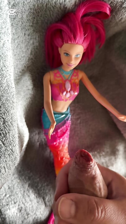 Svršavanje na Barbie Sirena lutku