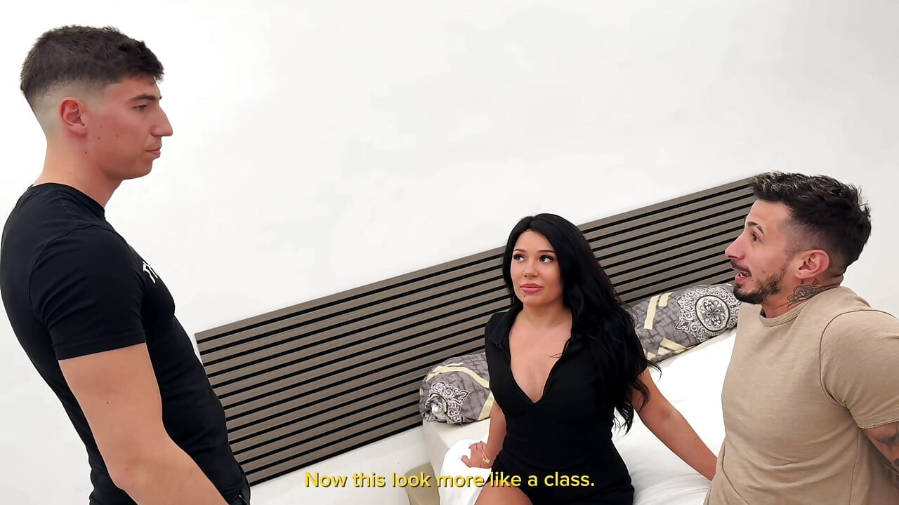 De lerares Engels verrast zijn studenten met seks en komt uiteindelijk klaar op de student.