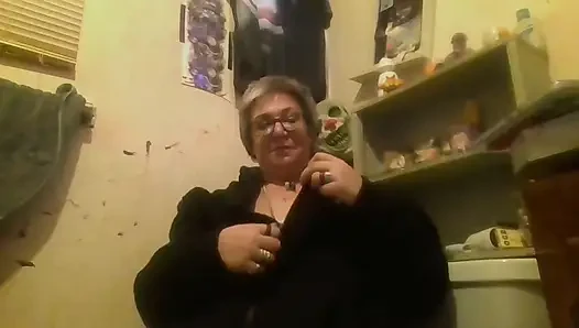 Beyaz takma yaraksız büyük göğüsler teşhir ediliyor