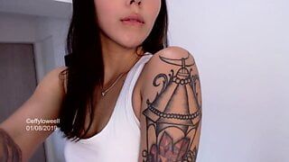 Mooie magere Colombiaanse webcamer Effyloweell toont je alle tatoeages die haar lichaam verfraaien