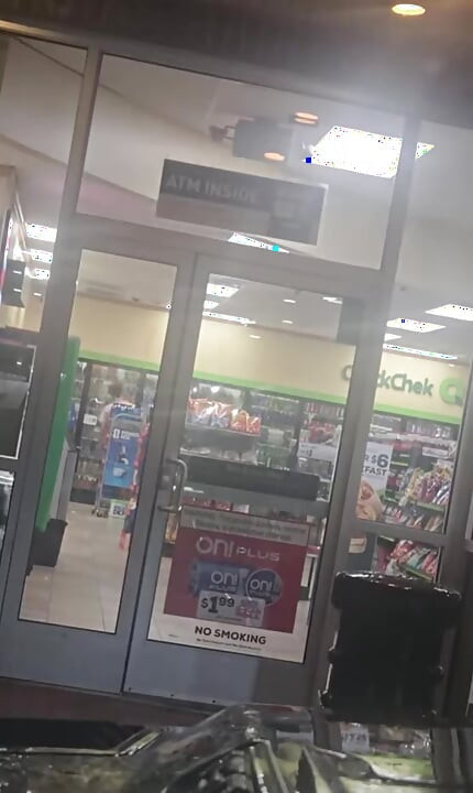 DeeDee rózsaszín szoknyában és fehér felsőben