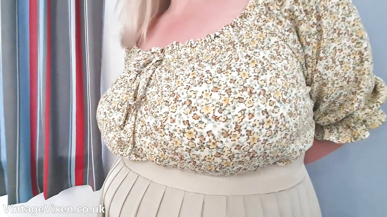 Sexig Jane retar i behå och strumpbyxor
