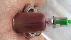 Pompende clitoris vastgebonden bondage gepompt naar piercing tepels
