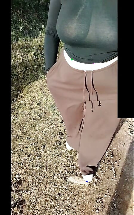 Madrasta de camiseta transparente se exibindo em publico.