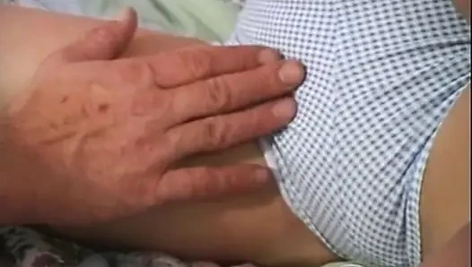 Блондинку трахнул и кончил в рот большой член в любительском видео