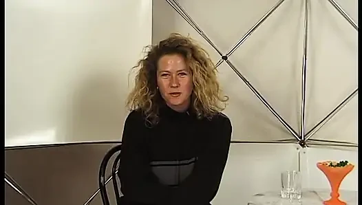 Brünette reife dame bläst harten schwanz beim casting