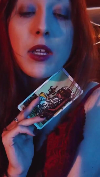"ASMR 31 Talimatı - Tarot Oyunu"ndan ikonik an
