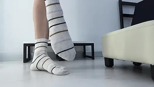 Mencoba kaus kaki berwarna