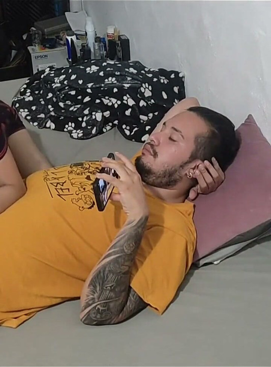 A vizinha da minha namorada estava desocupada, pedi que ela me chupasse por um tempo e ela aceitou