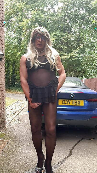 Seksi transvestit kellycd2022 u crnim bešavnim najlonkama i štiklama