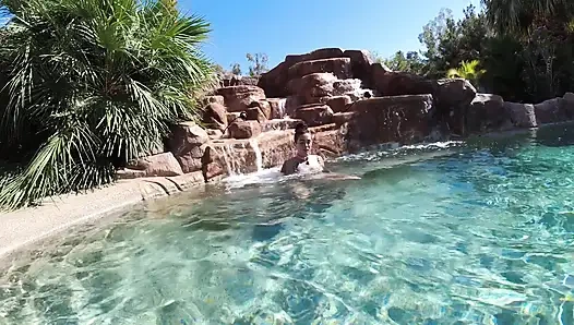 Горячие лесбийские межрасовые развлечения в бассейне