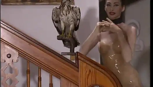 Lima cewek semok yang lagi sange ini saling muasin memek satu sama lain