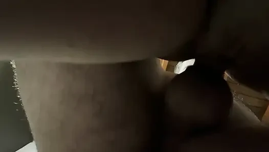 Meine nachbarin verliert am strand ihre kleidung.