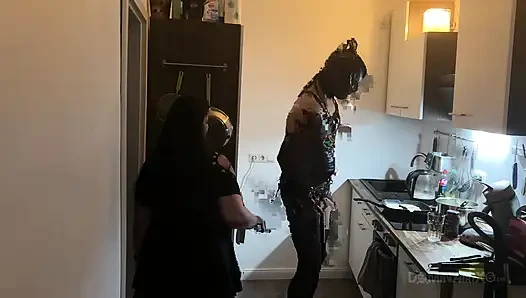 Dominante MILF dehnt latex-subs arsch weit in der küche