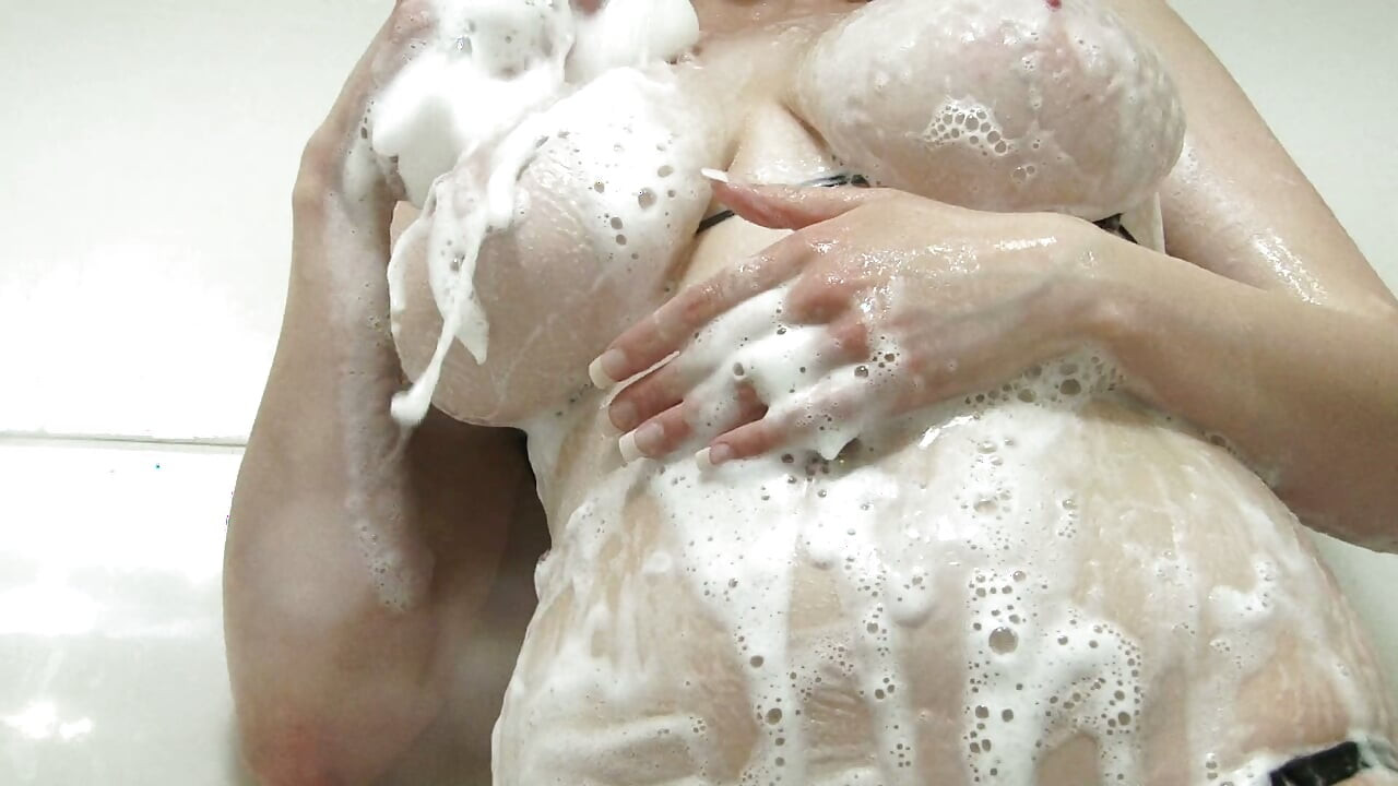 멋진 금발 아가씨 사파이어가 샤워기에서 젖은 티셔츠를 느끼며 그녀의 아름다운 몸을 씻기 전에 즐기는 장면