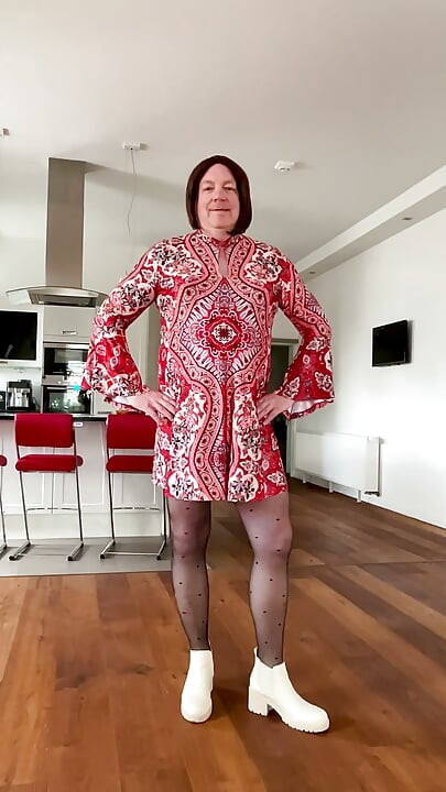 Gaun dan sepatu baru Nicki-Crossdress dengan stoking seksi