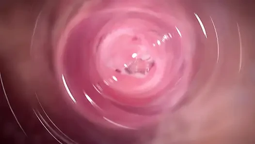 Kamera tief in Mias kleiner, sahniger vagina