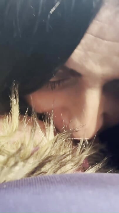 Milfycalla - muita porra na jaqueta puffer com capuz de pele marrom