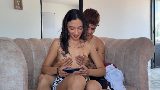 我教我的小印度继妹玩我的手机，我想狠狠地操她的屁股。