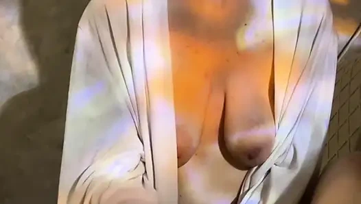 Eine heiße stiefmutter gab ihrem stiefsohn zu seinem geburtstag einen handjob und einen kräftigen orgasmus