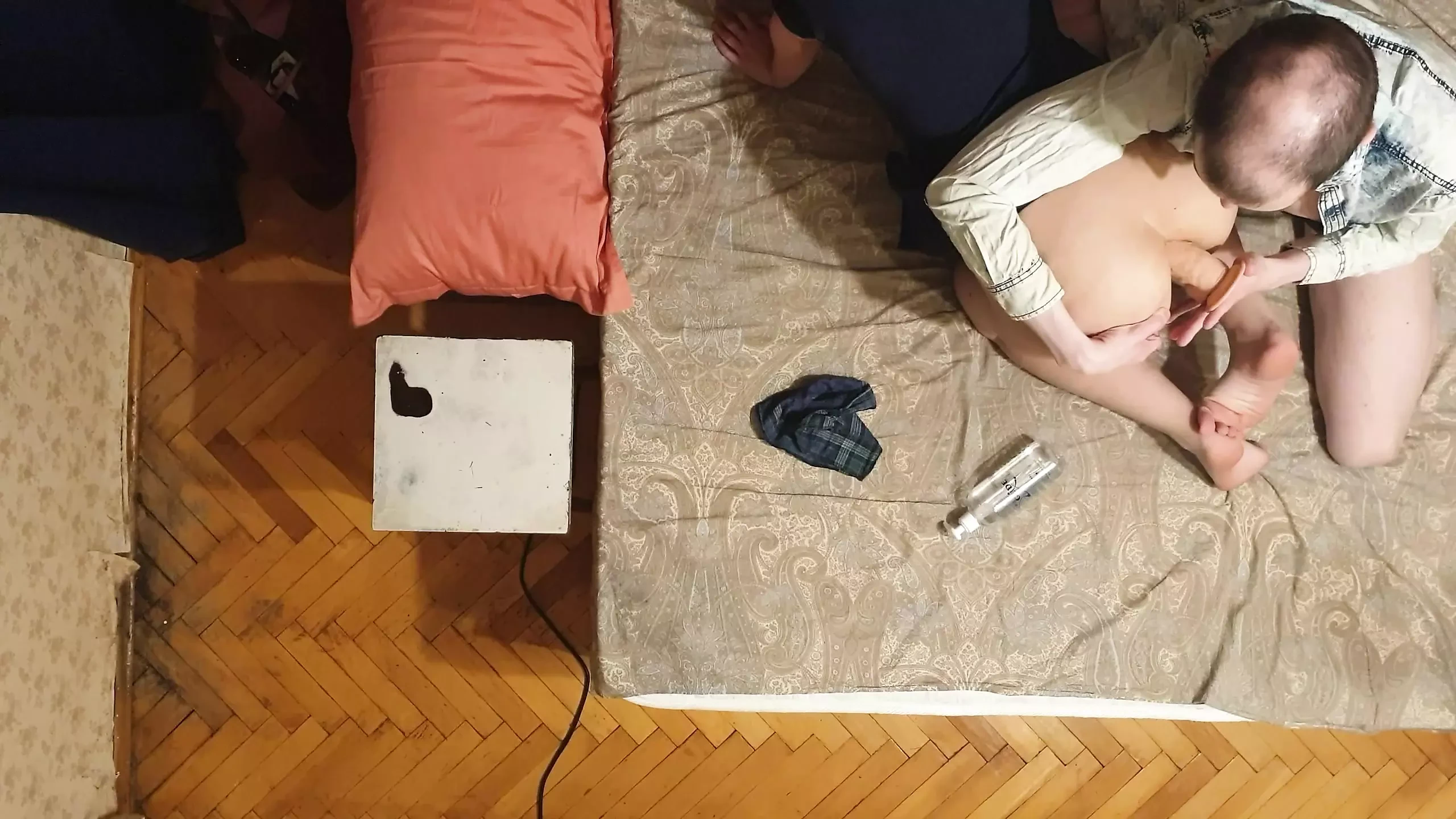 Jebe devojku sa seks igračkom dildo u šupak