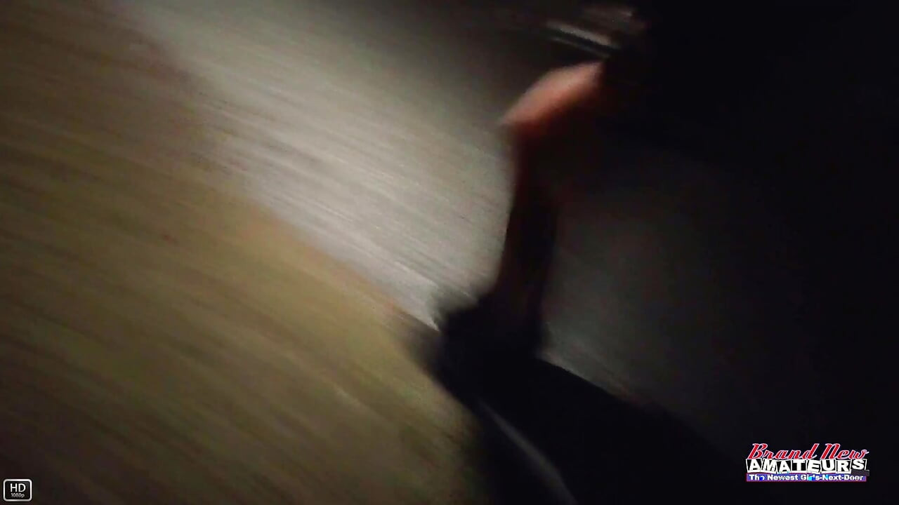 Scarlet Foxx tetovirana crvenokosa milfa aljkavo drkanje i strastveno drkanje kurca!