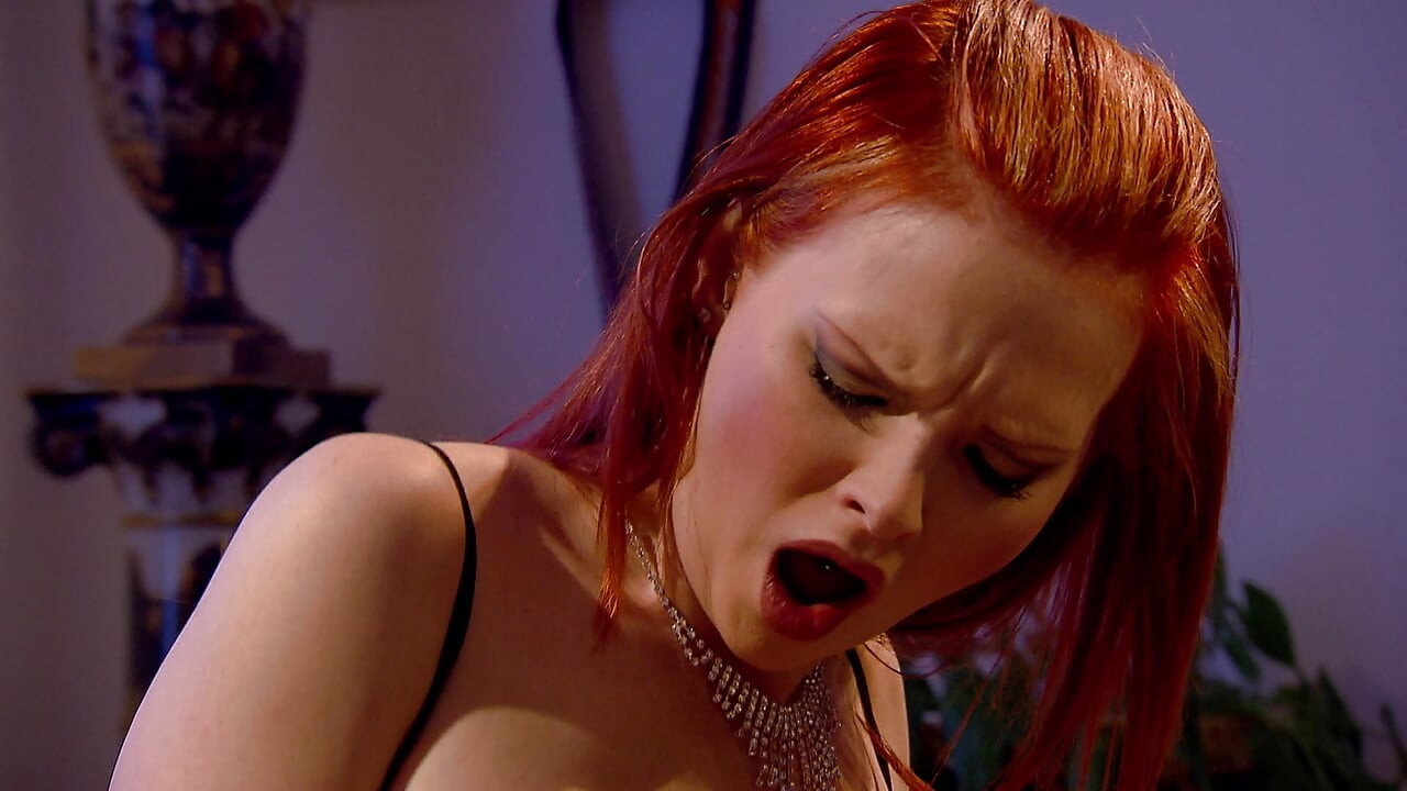 年老いた実業家がイケてる秘書と寝る