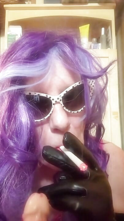 MATURE CD COCK SUCKER SMOKING VS 120 MENTHOLS
