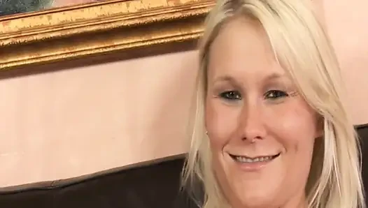 Büyük memeli seksi sarışın ağzına boşalana kadar büyük bir yarağa biniyor