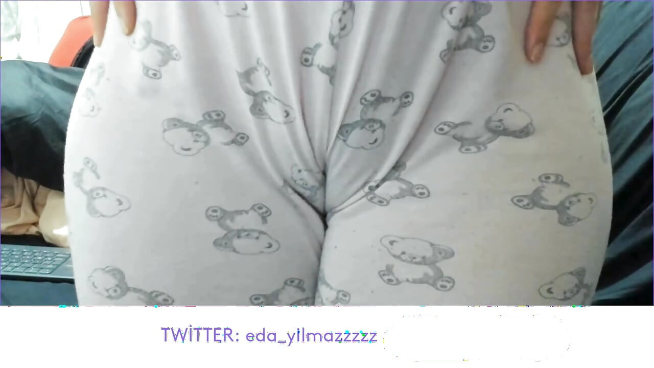 CAMELTOE- SWOLLEN PUSSY- RUBBING PUSSY WITH PAJAMA