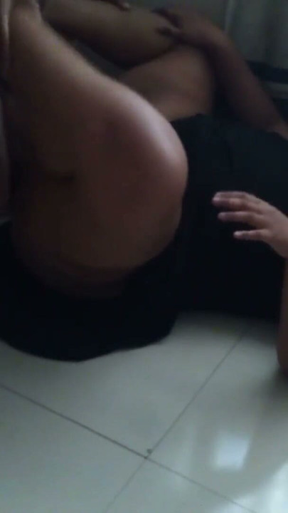 Tesettürlü aur burke mein desi seksi 55 yaşındaki Müslüman chache ghar kee saphaee karate samay ajanabee dvara gadabad ho jate hai (Hintli seks) | Klip 1