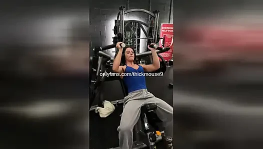 18 yaşındaki spor salonu kızı Insta Live'da fışkırtıyor