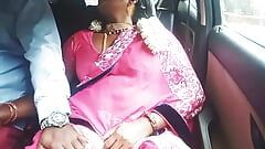 Sexy tía telugu en un sari habla sucio y tiene sexo en el coche con el conductor - parte 2