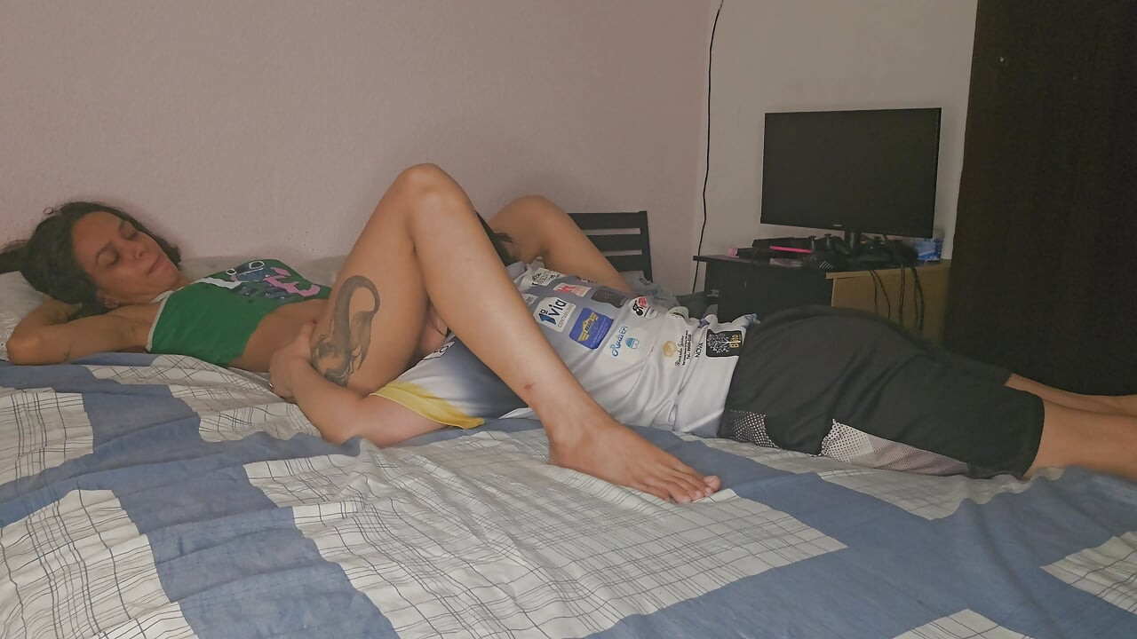 زوج يمسك بمثلية وهي تتبادل الجنس مع زوجته