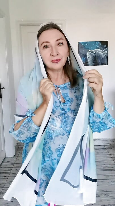 Non è così timida come potrebbe sembrare all'inizio. La nonna gli fa oscillare!