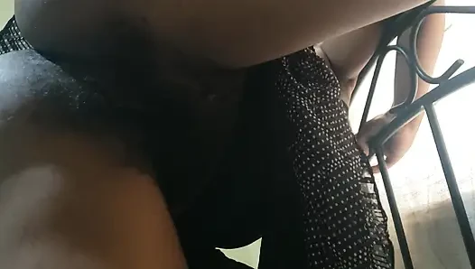 Tante seksi dengan memek aduhai ini ngentot sambil nungguin dientot - close up