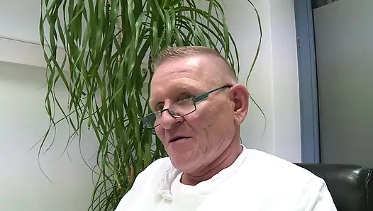 Pasien rambut pirang dientot dengan ganas