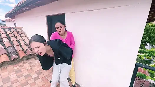 Mein Nachbar lädt mich ein, meine Muschi einzunässen