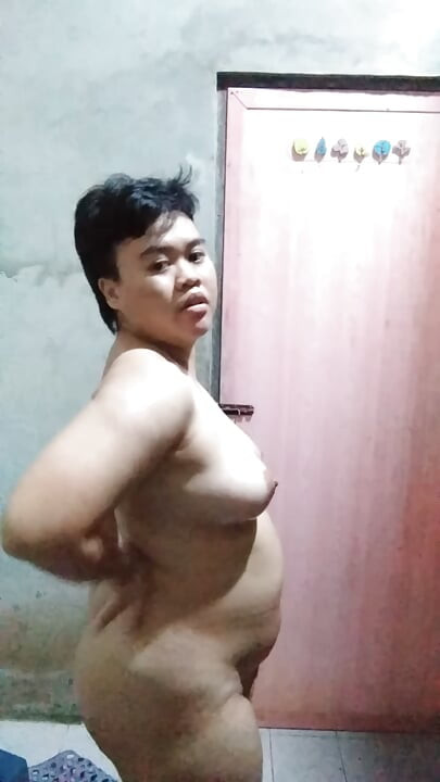 Asiatisk tonåring får en lat nattdusch men det gör henne mer kåt